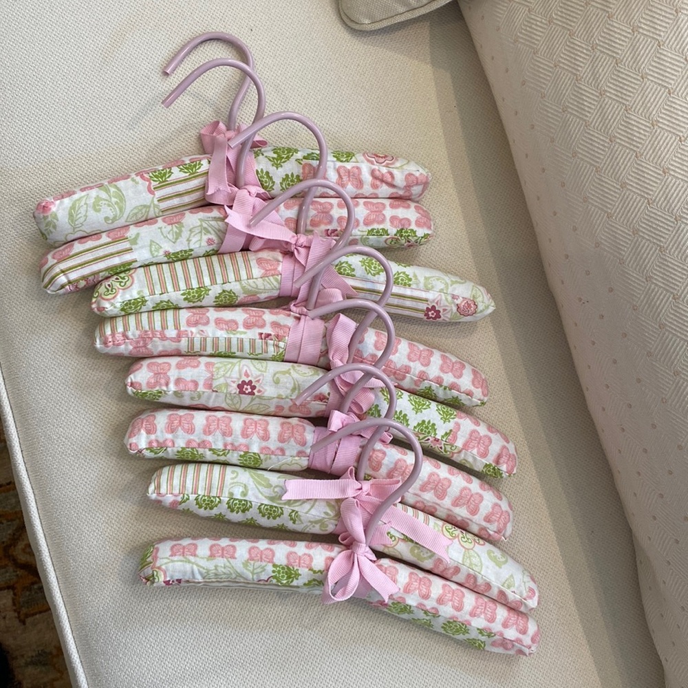 Set of 8 floral hangers for girls